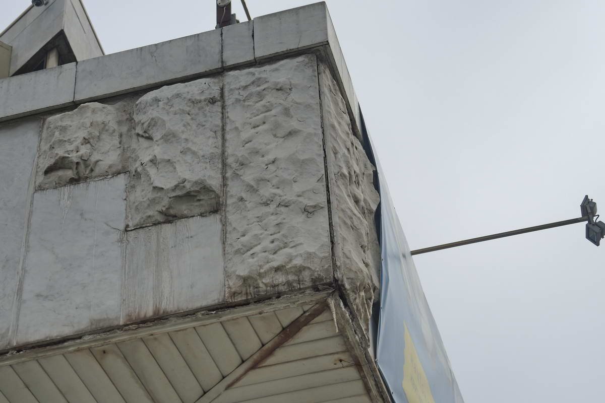 Фасад здания нуждается в новом ремонте 