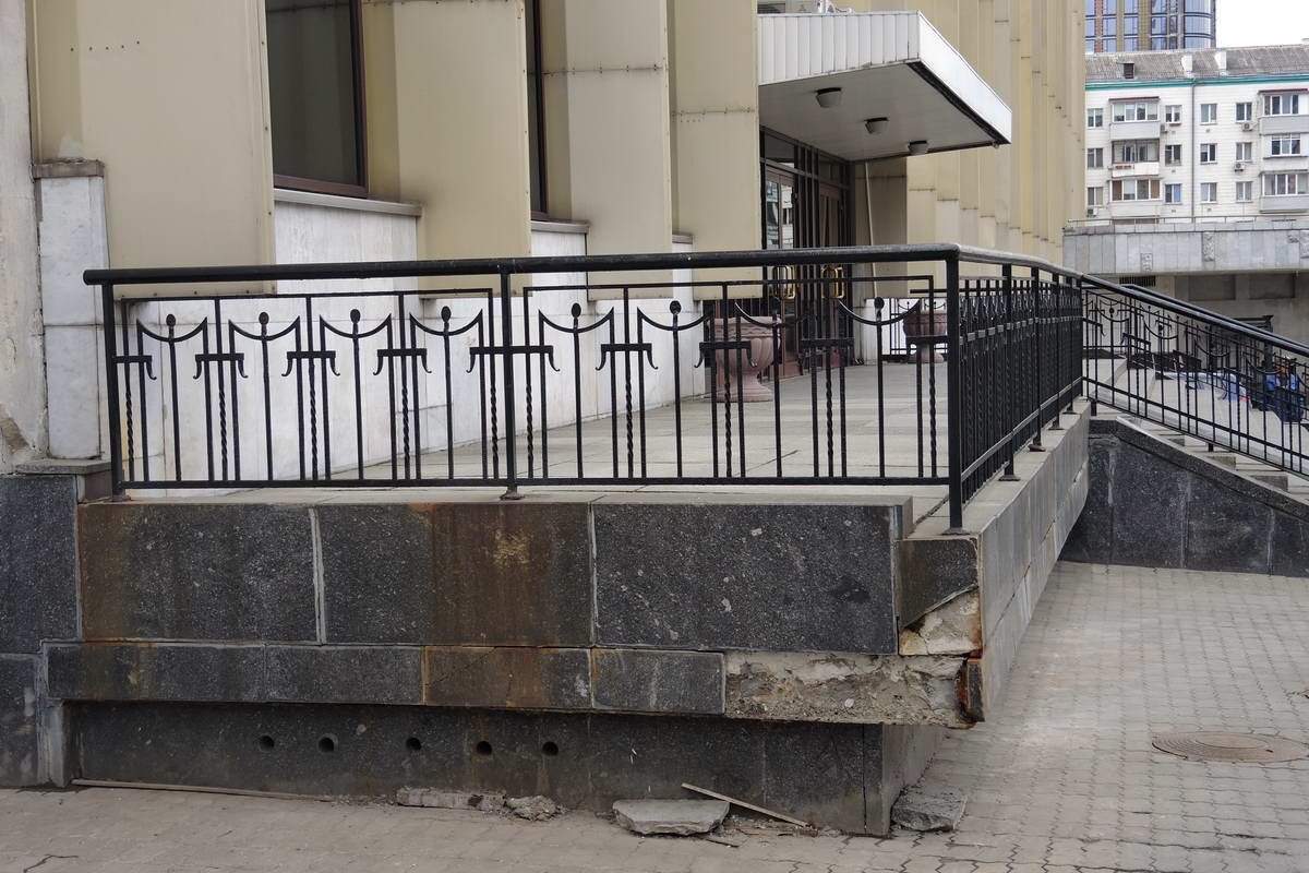 Внешний вид дворца портят не только люди своим "творчеством", но и тандем времени и погодных условий 