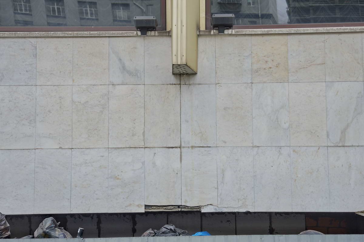 Какой-то мусор на балконе