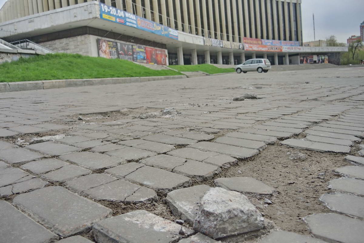 Да и сама площадь не в лучшем состоянии