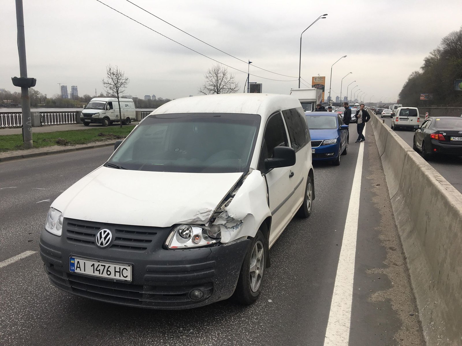 17 апреля на Набережном шоссе произошло ДТП с участием трех автомобилей