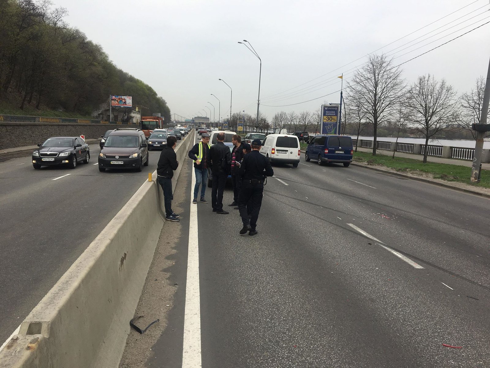 Три автомобиля - Skoda Rapid, Volkswagen Caddy и Mitsubishi Lancer - двигались в сторону Подола в крайней левой полосе