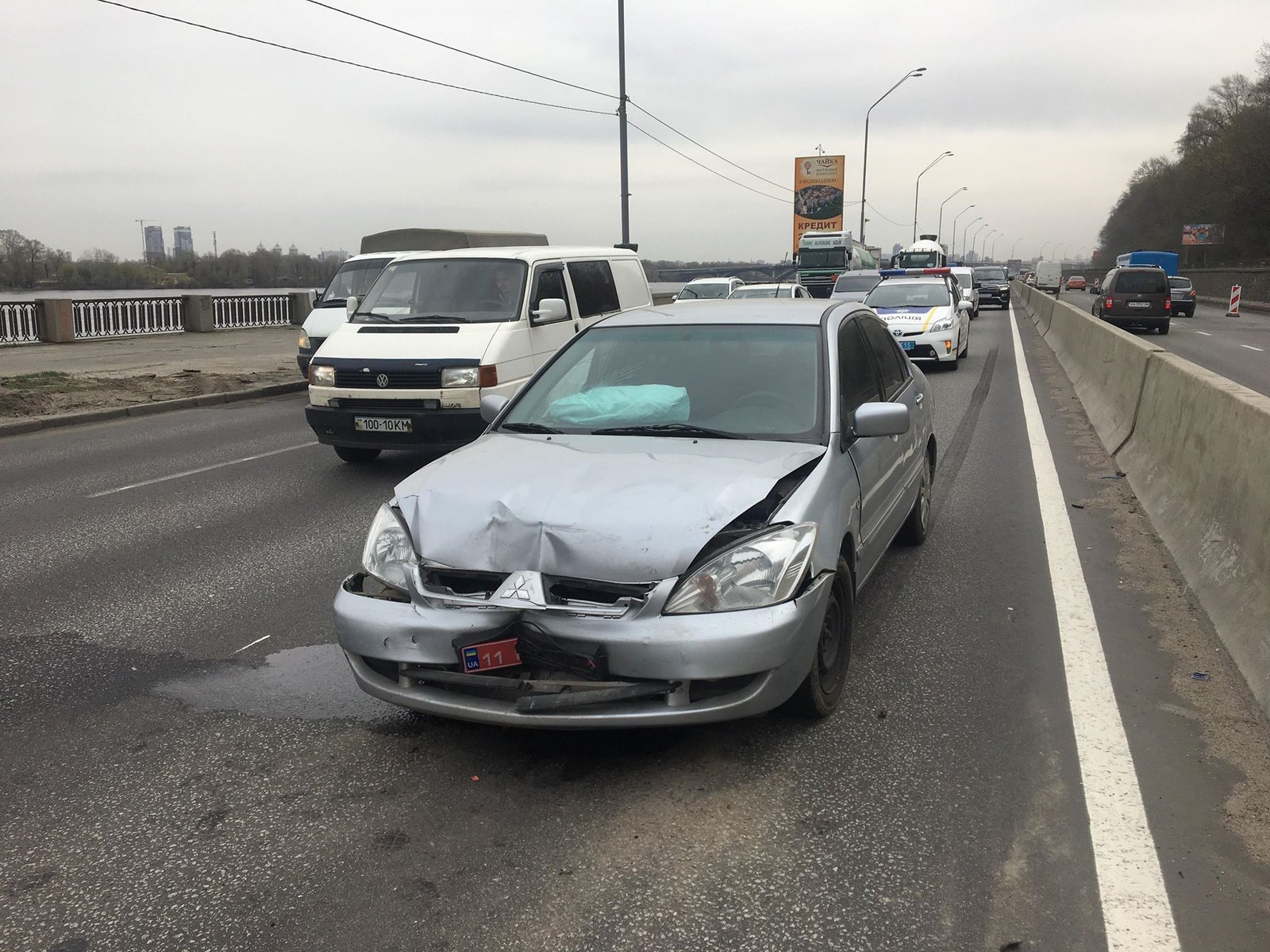 На изменение скоростного движения не успел среагировать Mitsubishi Lancer, в результате чего врезался в Volkswagen
