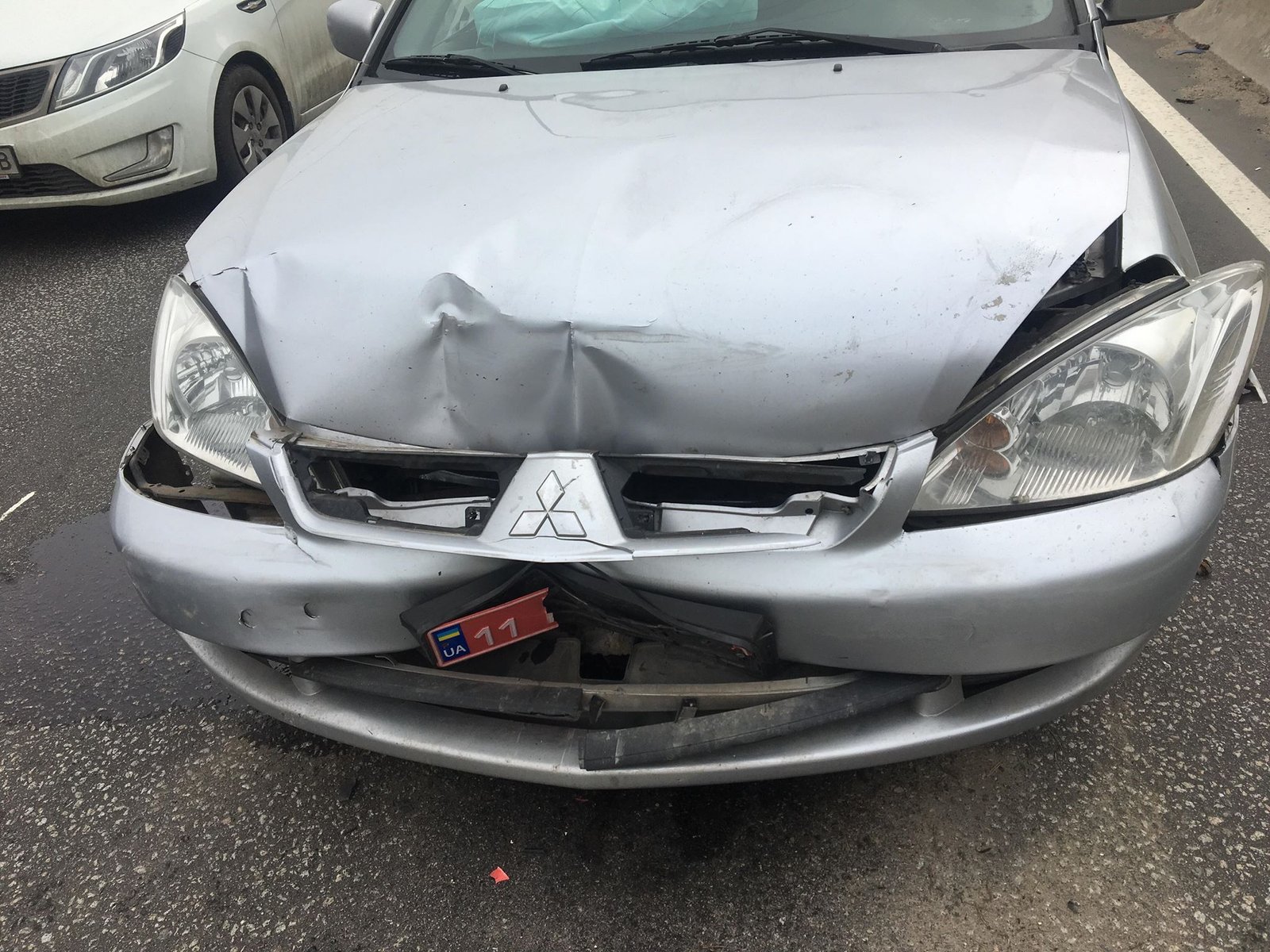 В результате аварии пострадали все пассажиры Mitsubishi Lancer, включая водителя