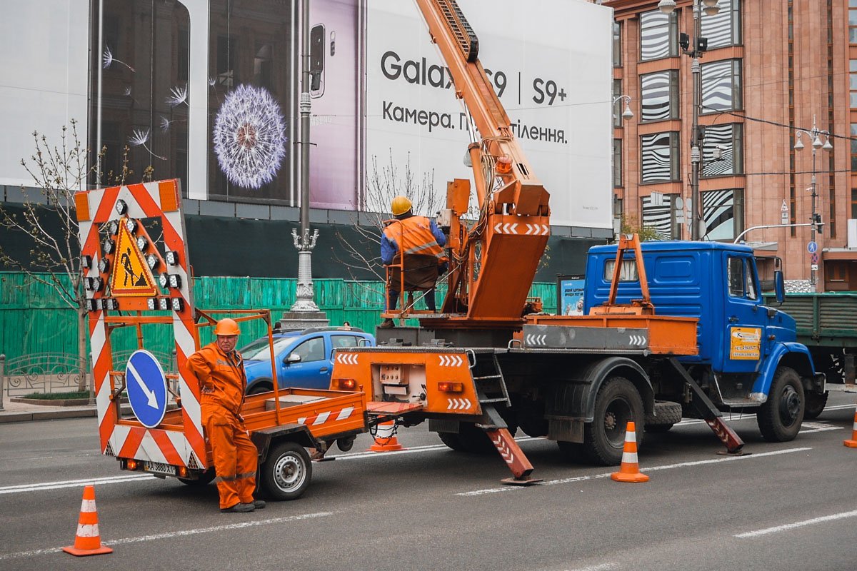 Спецтехника перекрывает одну полосу на Крещатике