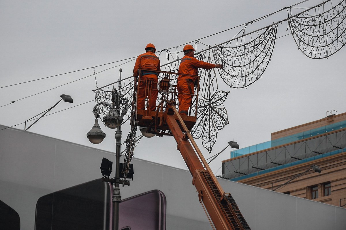 Также город будут украшать огромные листья каштанов