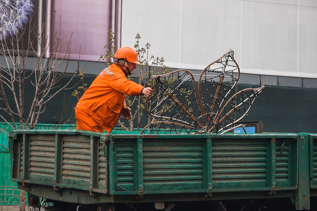 Гирлянд был целый кузов, они провисят до осени