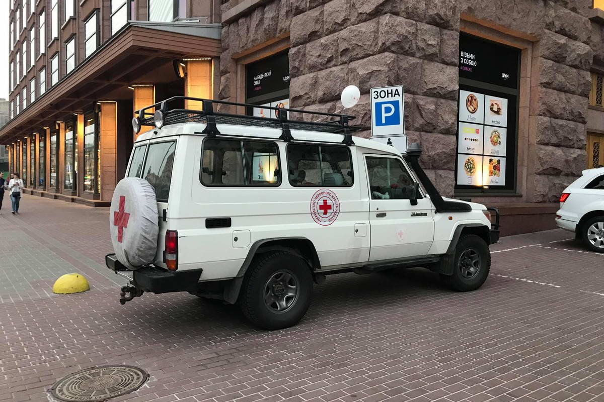 К зданию КГГА свезли автомобили отряда быстрого реагирования К зданию КГГА свезли автомобили отряда быстрого реагирования