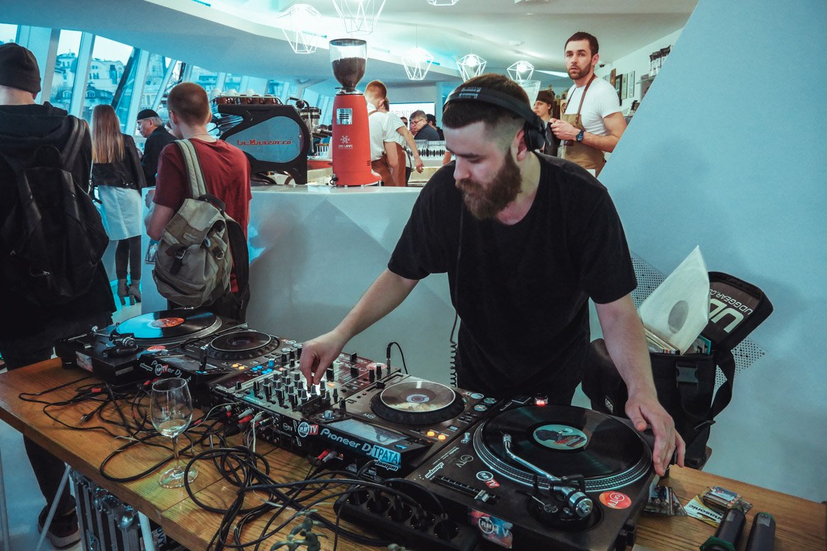 Перед церемонией гостей угощали и можно было насладиться музыкой диджеев Перед церемонией гостей угощали и можно было насладиться музыкой диджеев