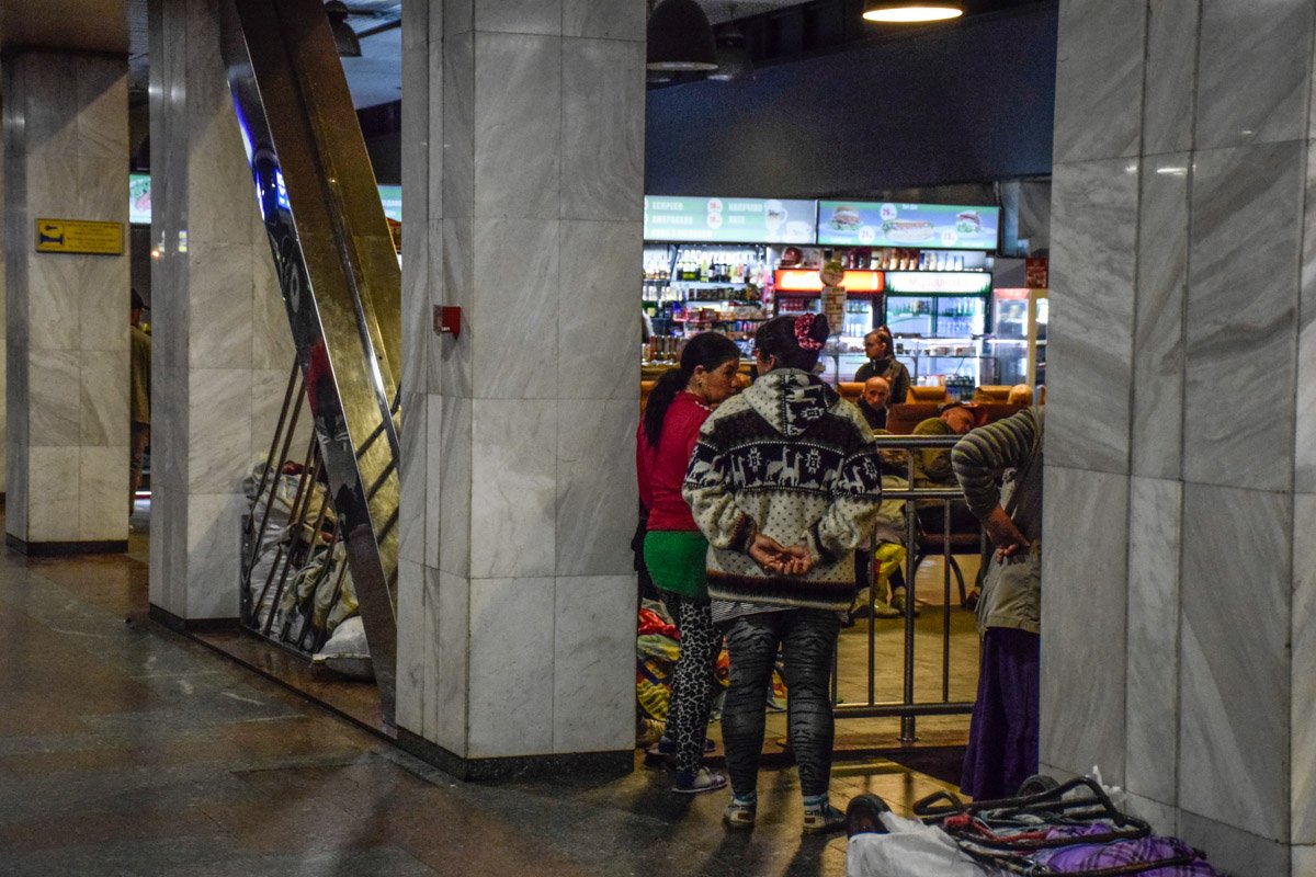 На Центральном железнодорожном вокзале расположились около 300 цыган На Центральном железнодорожном вокзале расположились около 300 цыган