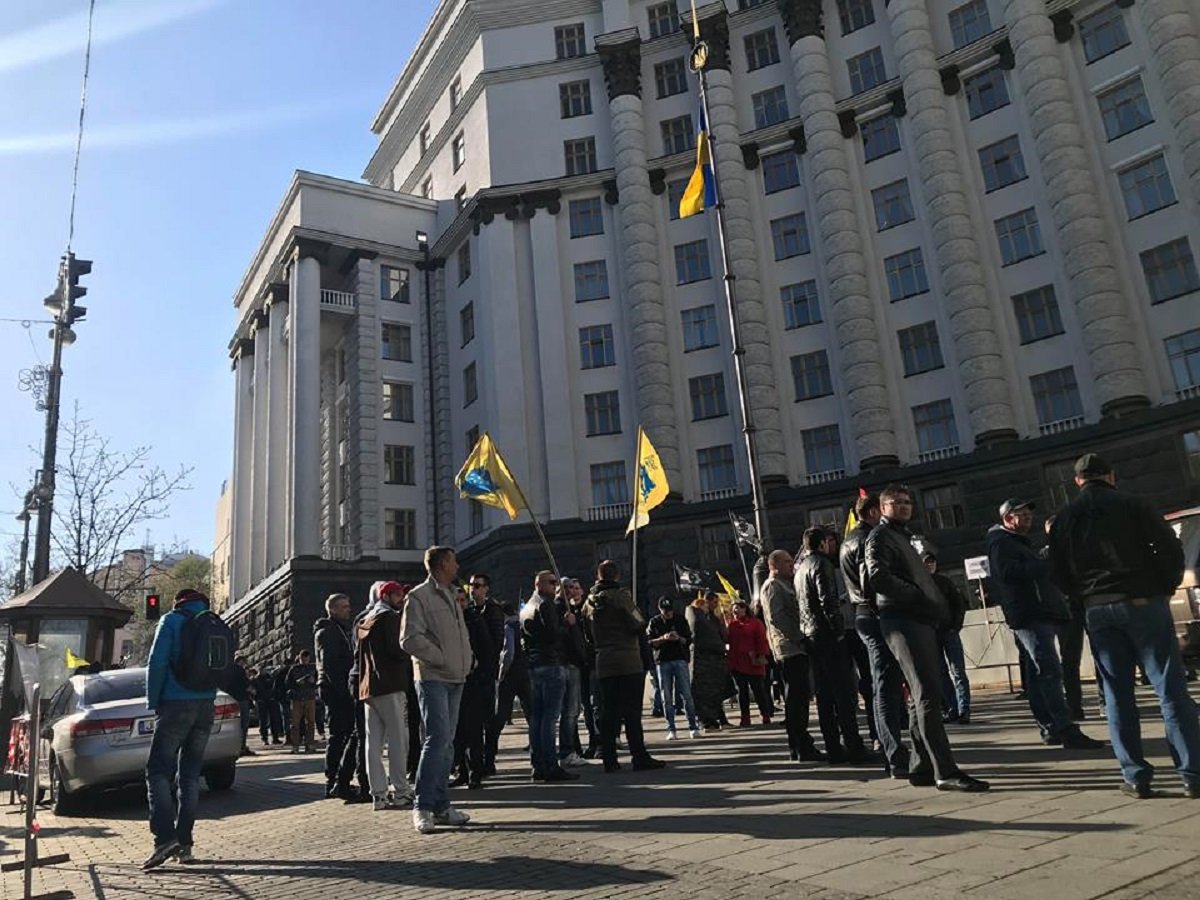 Возле Кабмина собрались более сотни человек с флагами и плакатами Возле Кабмина собрались более сотни человек с флагами и плакатами