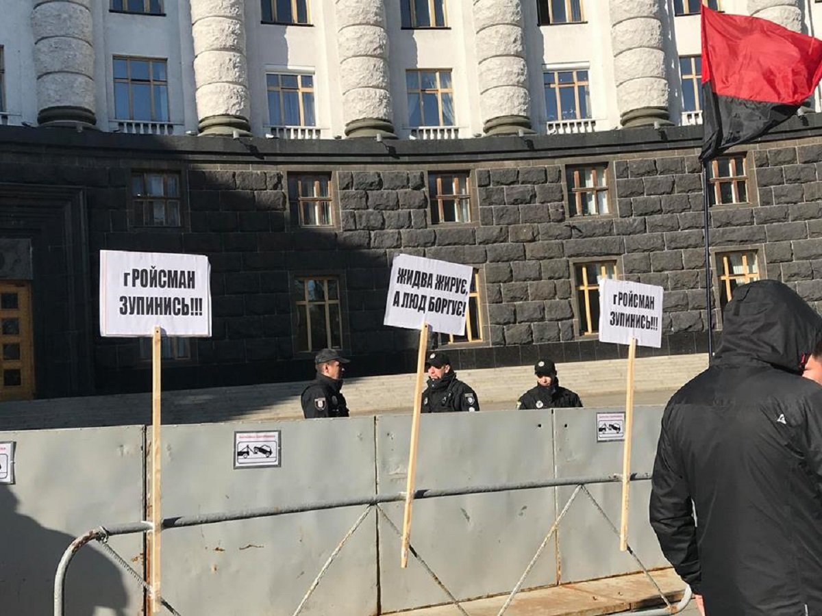 Около ведомства собрались более сотни человек Около ведомства собрались более сотни человек