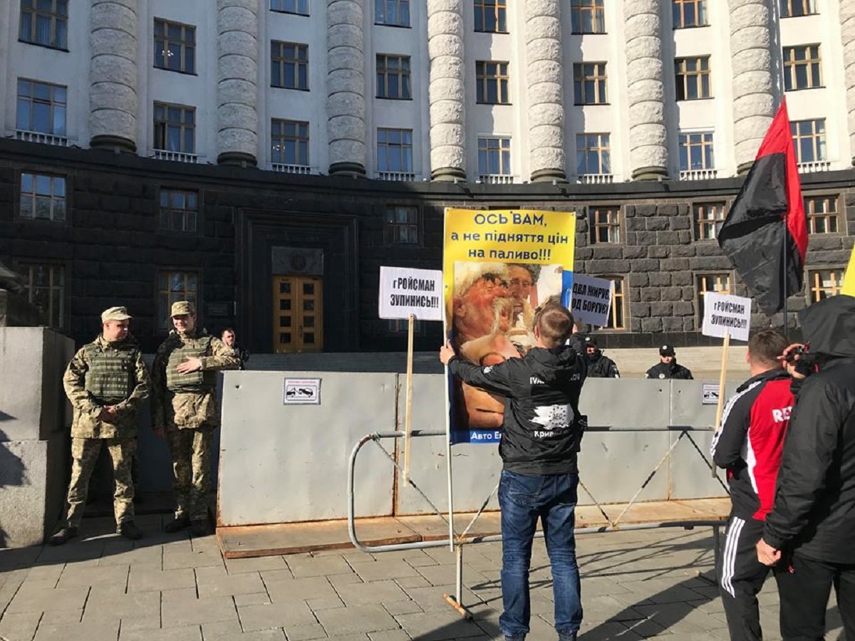 Участники протестной акции выразили готовность стоять под Кабмином до самого вечера Участники протестной акции выразили готовность стоять под Кабмином до самого вечера