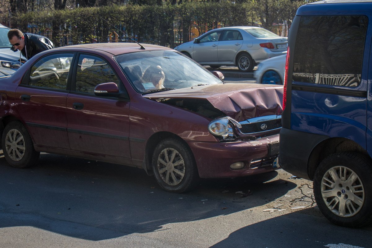 Fiat резко затормозил, из-за чего в него врезался Lanos