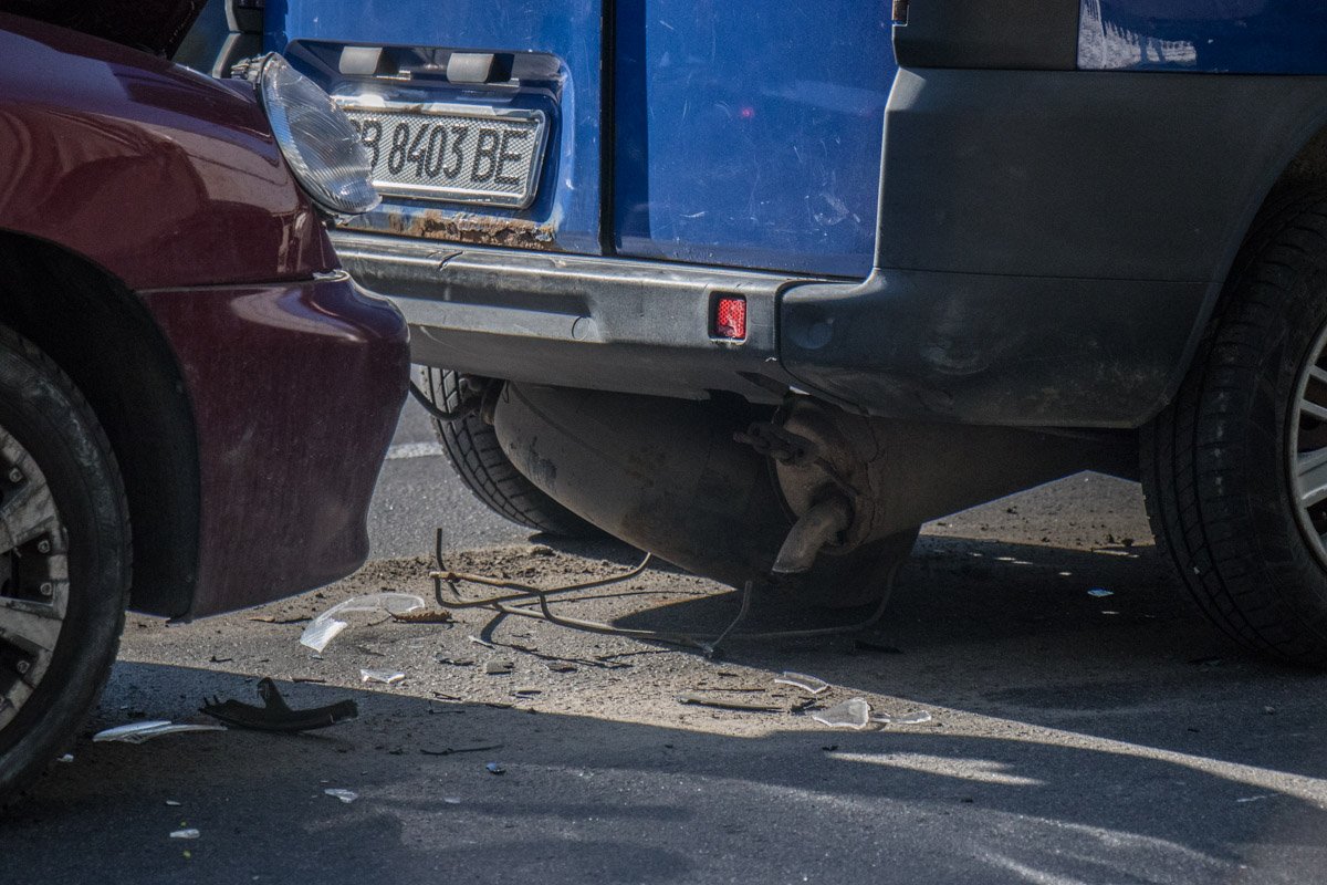 Затем по инерции в него врезались еще три машины 