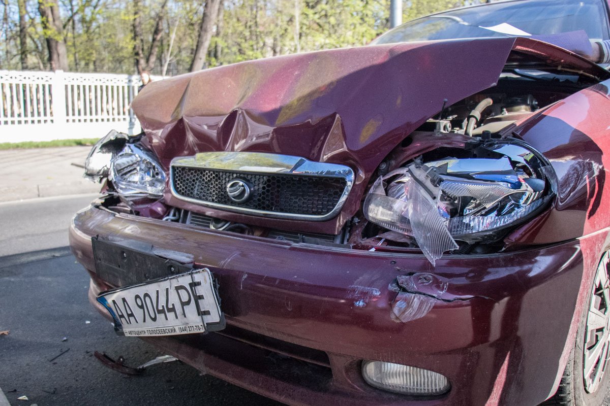 У Lanos повреждена передняя часть 