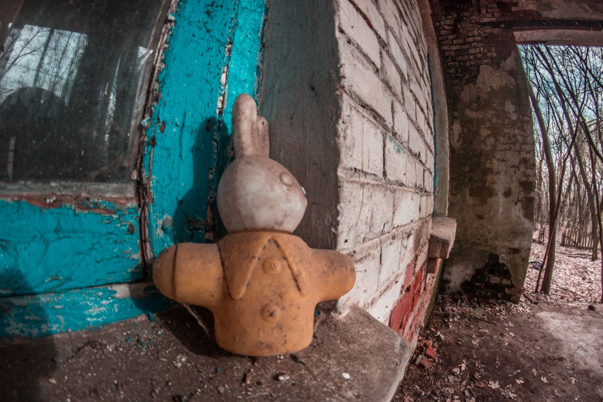 Кого здесь высматриваешь?