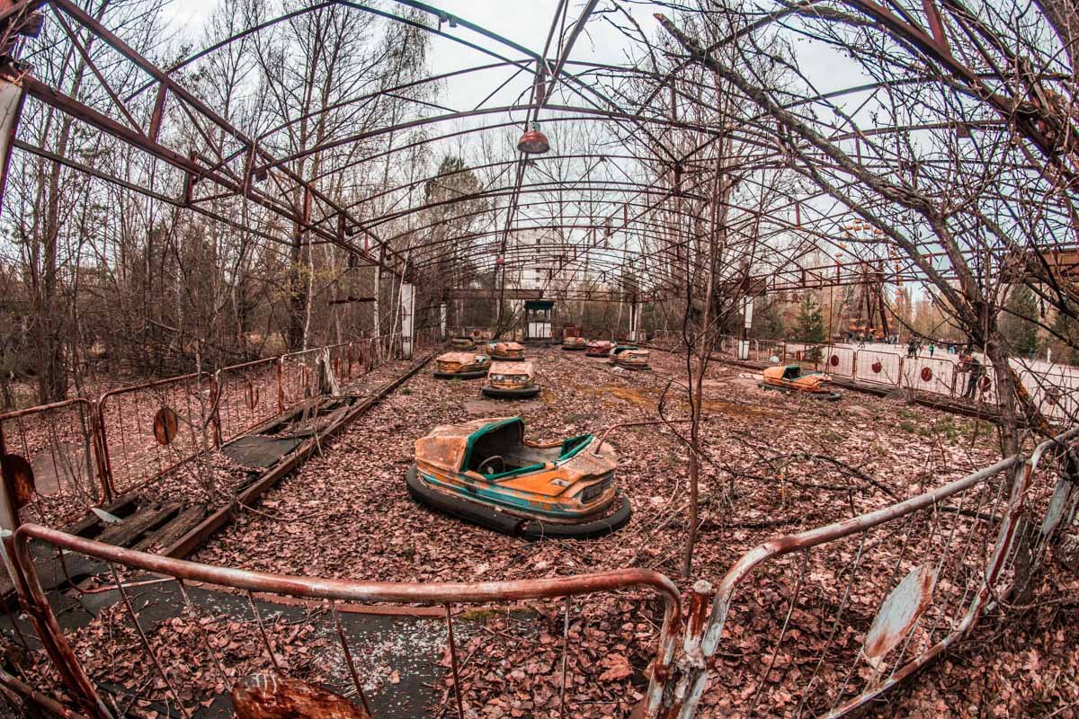 Оказалось, машинки изрядно "фонят" - 6 микрозивертов в час