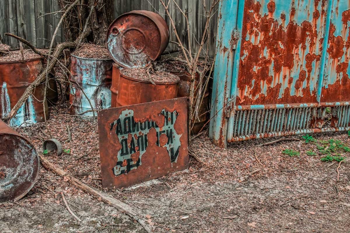 Под станцией гниют бочки с неизвестным содержимым