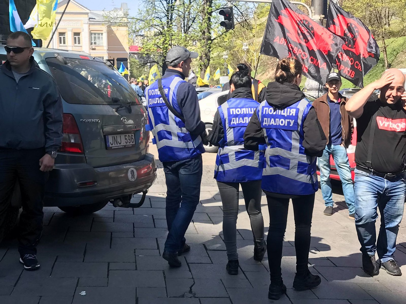Полиция диалога на месте акции против повышения цен на топливо Полиция диалога на месте акции против повышения цен на топливо