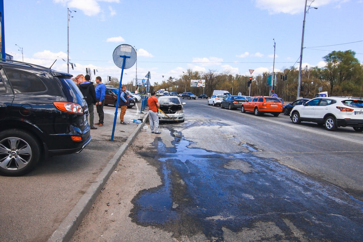 На улице Братиславской, недалеко от гипермаркета "Эпицентр" вспыхнул автомобиль Toyota На улице Братиславской, недалеко от гипермаркета "Эпицентр" вспыхнул автомобиль Toyota