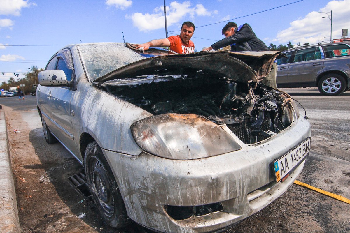 В Toyota на ходу случилось короткое замыкание электропроводки В Toyota на ходу случилось короткое замыкание электропроводки