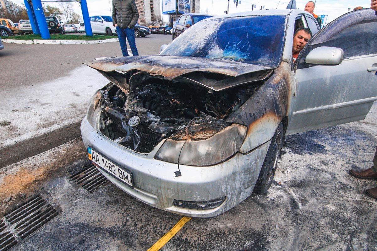 Приехавшие спасатели оперативно потушили авто Приехавшие спасатели оперативно потушили авто