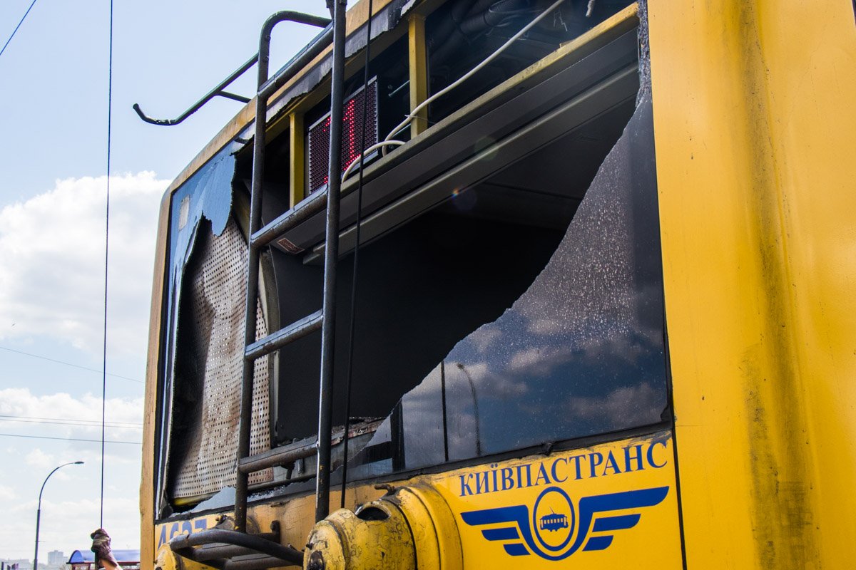 У троллейбуса разбито заднее стекло У троллейбуса разбито заднее стекло