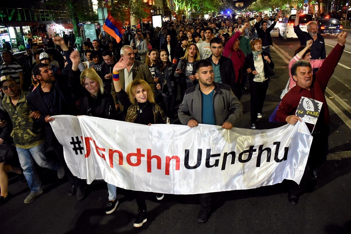 Многотысячный марш в Армении Многотысячный марш в Армении