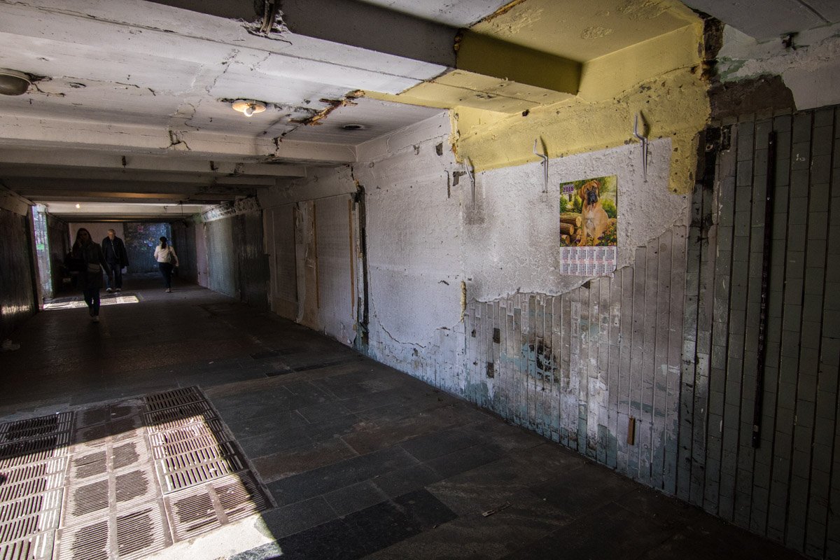 О киосках напоминают только следы на стенах... 