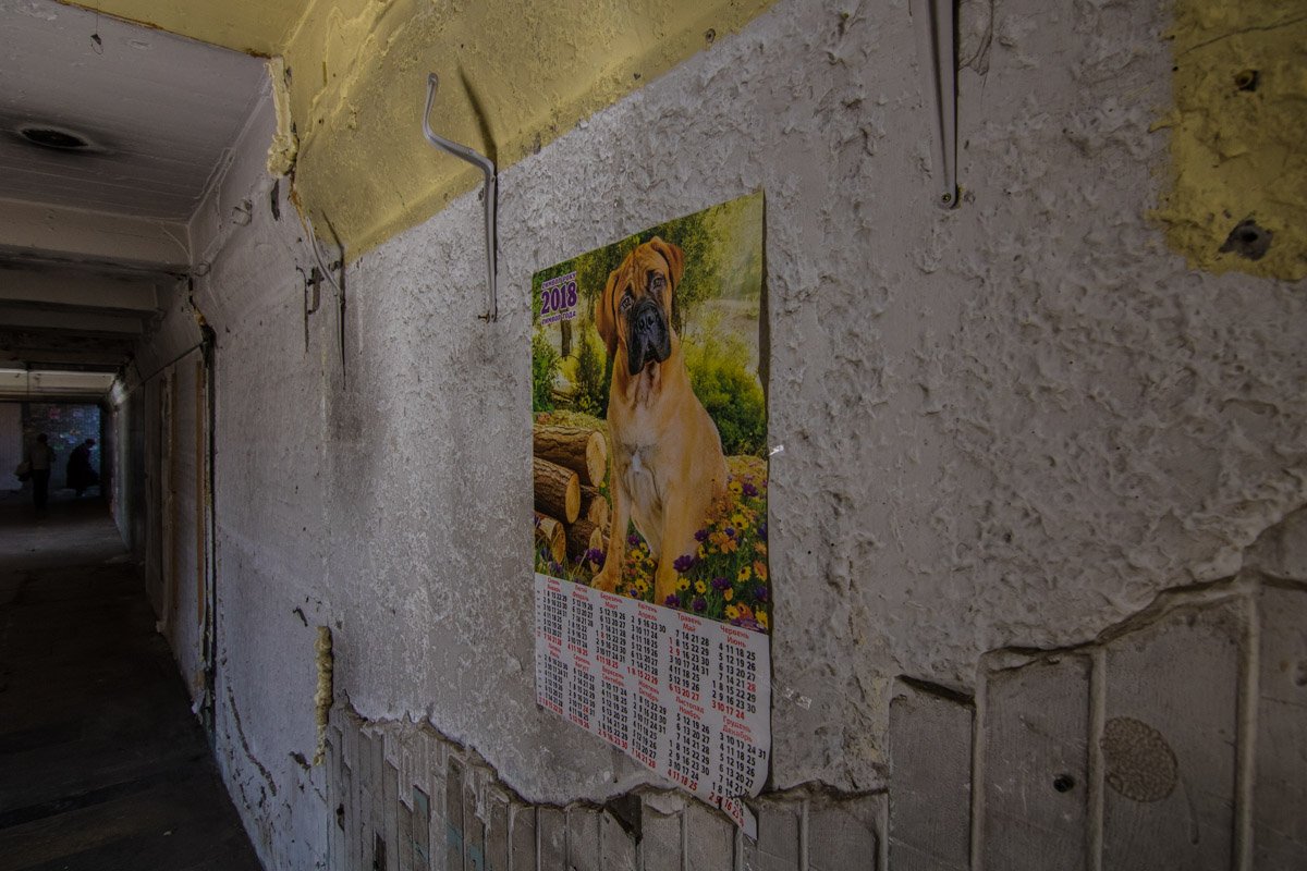 ... и одинокий календарик