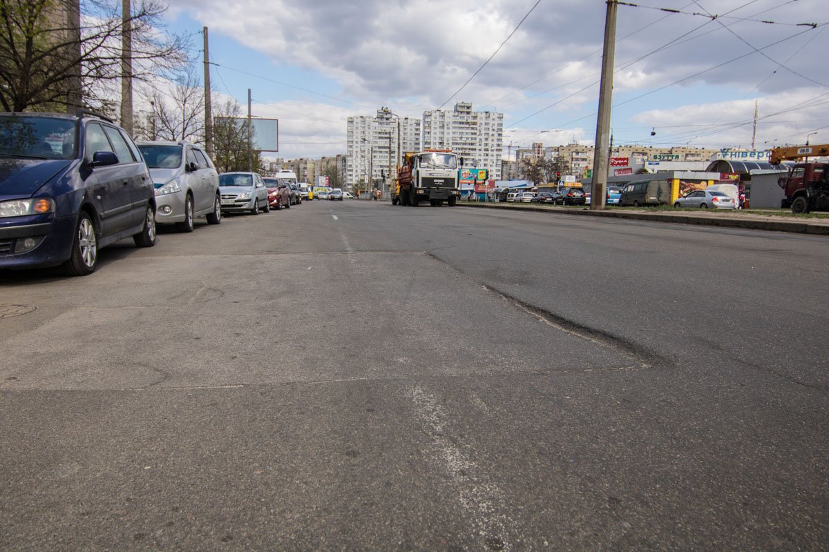 Посередине проезжей части большая латка