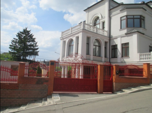 На вид особняк и вправду шикарный