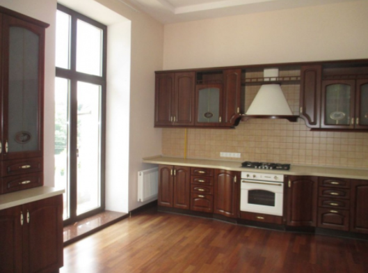 Автор указал, что в доме есть встроенная кухня