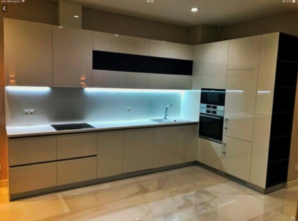 Светлая мебель на кухне радует глаз