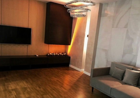 Люстра впечатляет