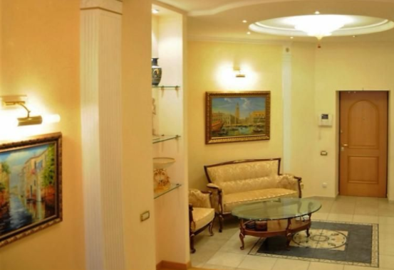 Изнутри квартира похожа на большой дом