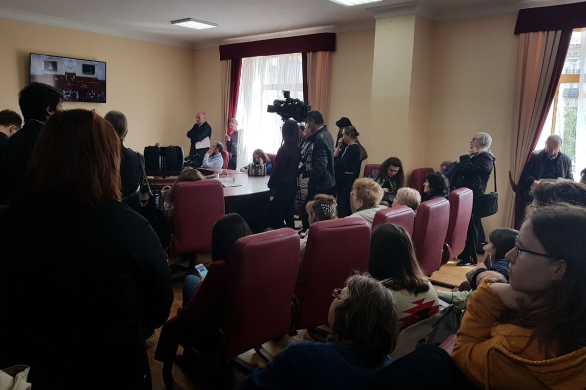 Люди смотрят трансляцию заседания Люди смотрят трансляцию заседания