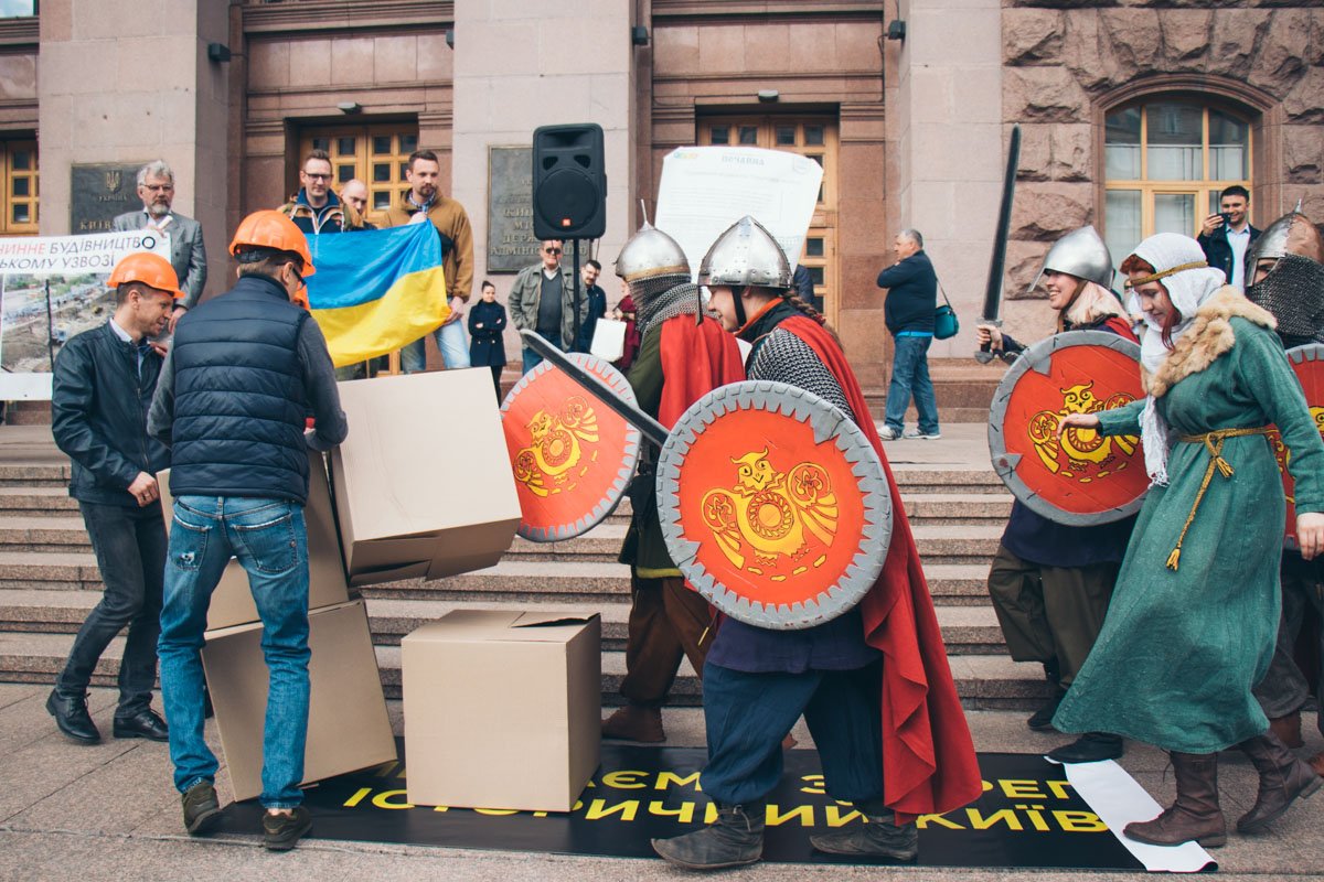 Во время акции устроили костюмированный перформанс 