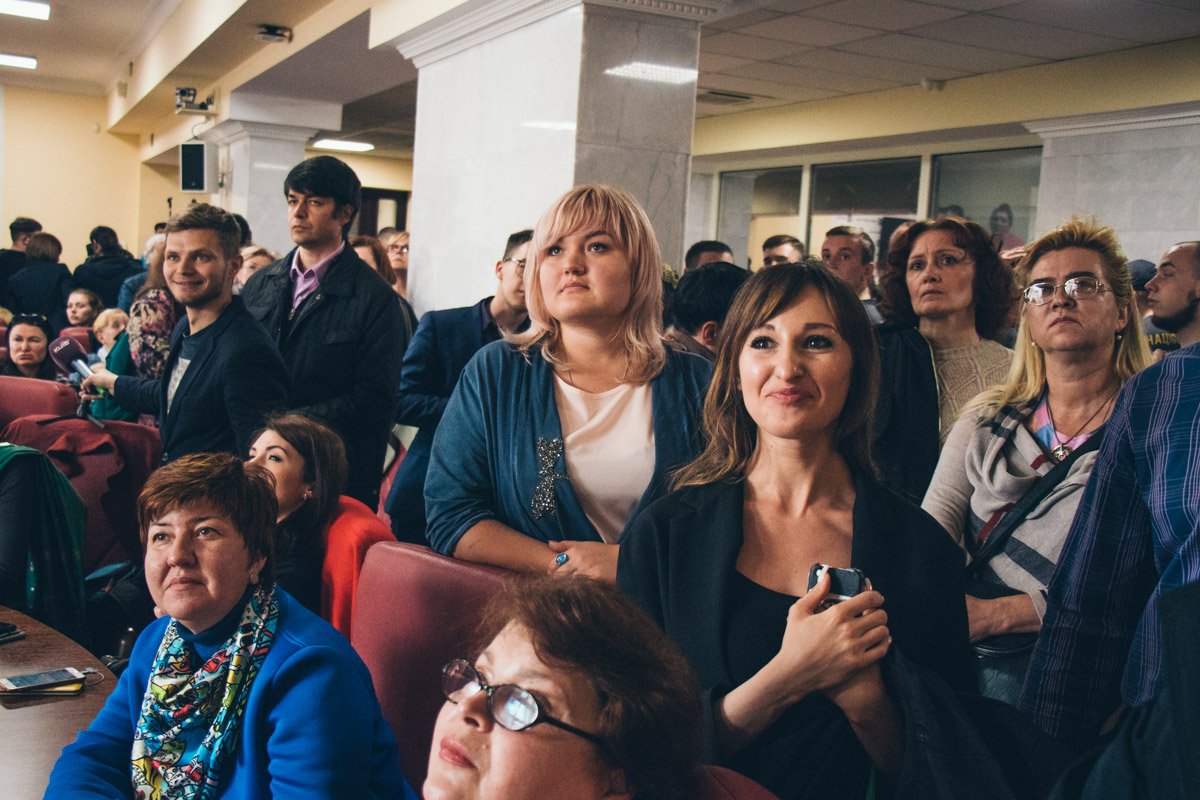 Митингующие ожидали в коридоре решения депутатов по поводу создания музея 