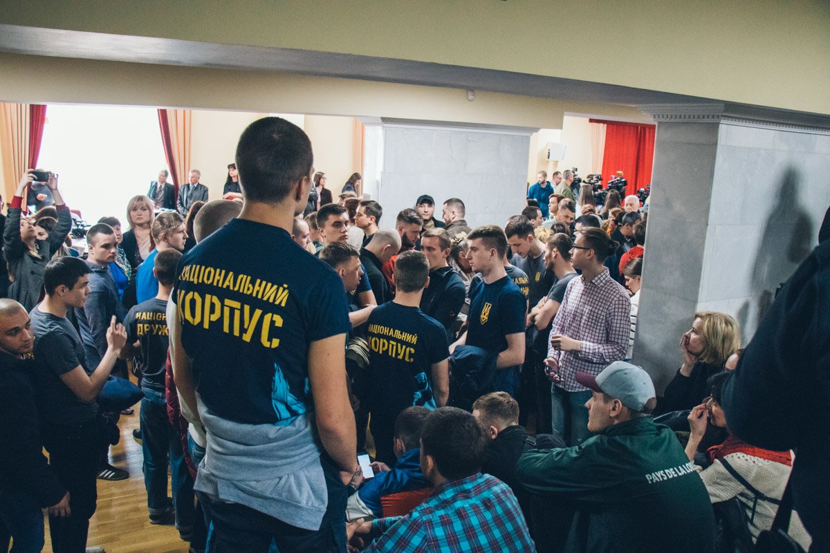 К горожанам также присоединились члены "Национального корпуса" 