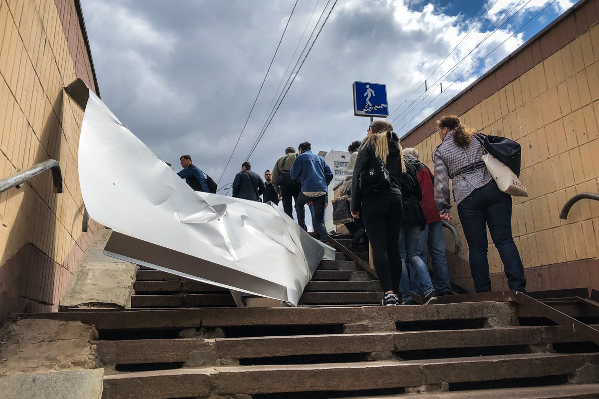 Огромный металлический лист сорвало с фасада здания около 11:50 Огромный металлический лист сорвало с фасада здания около 11:50