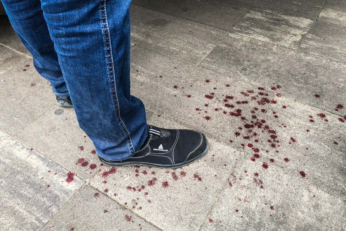 Металлоконструкция приземлилась на пешеходном переходе, пострадала женщина Металлоконструкция приземлилась на пешеходном переходе, пострадала женщина