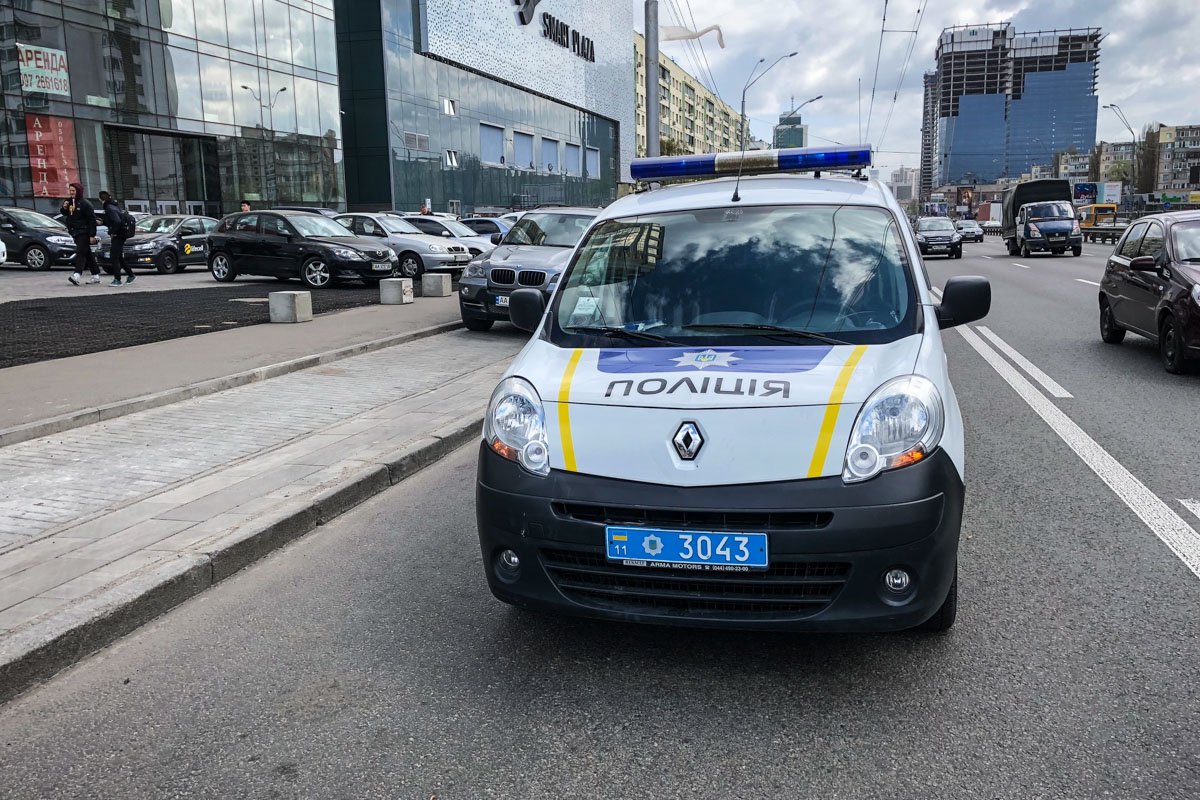 Полицейские на месте событий рассказали, что будут разбираться, кто виноват в происшествии - природа или халатность руководства торгового центра Полицейские на месте событий рассказали, что будут разбираться, кто виноват в происшествии - природа или халатность руководства торгового центра