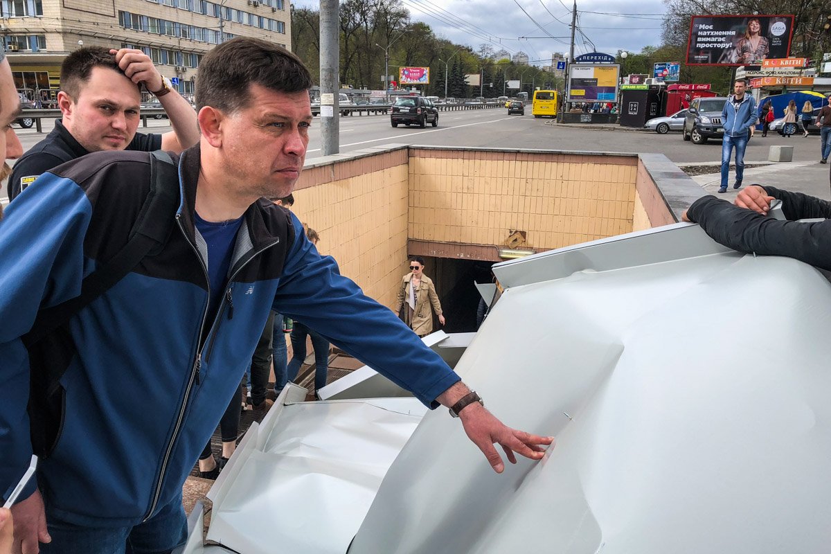 Стройматериал около получаса пролежал на переходе Стройматериал около получаса пролежал на переходе