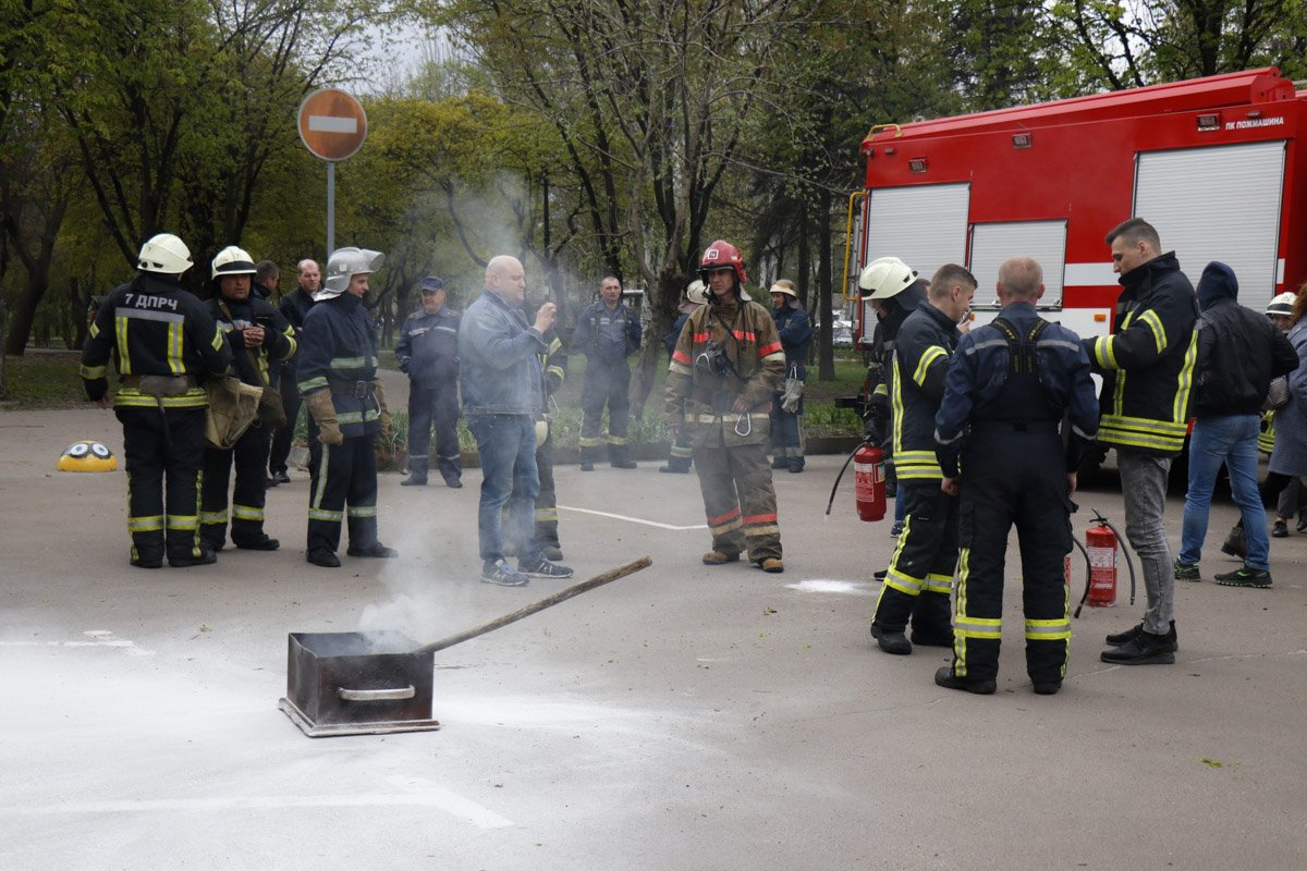 Огнеборцы поджигали и тушили урну Огнеборцы поджигали и тушили урну