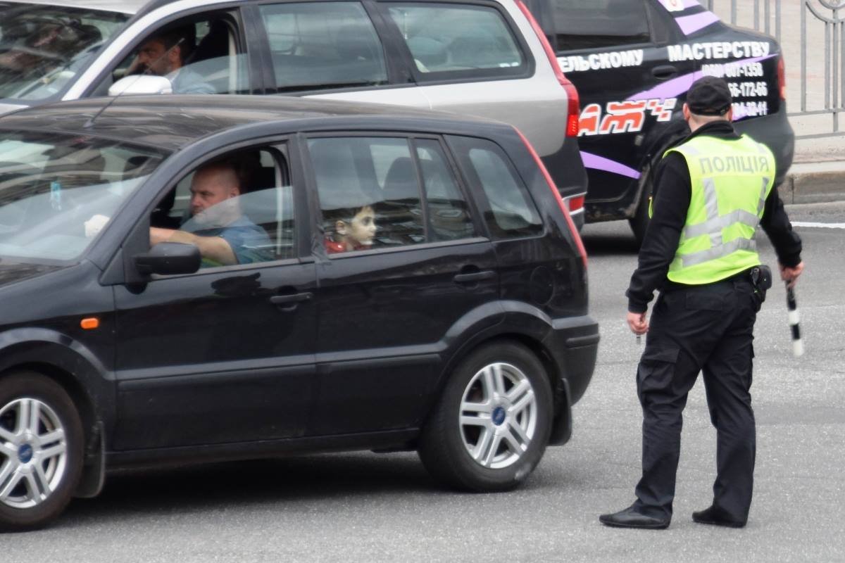 Пока водители негодовали и сигналили, детки разглядывали регулировщиков