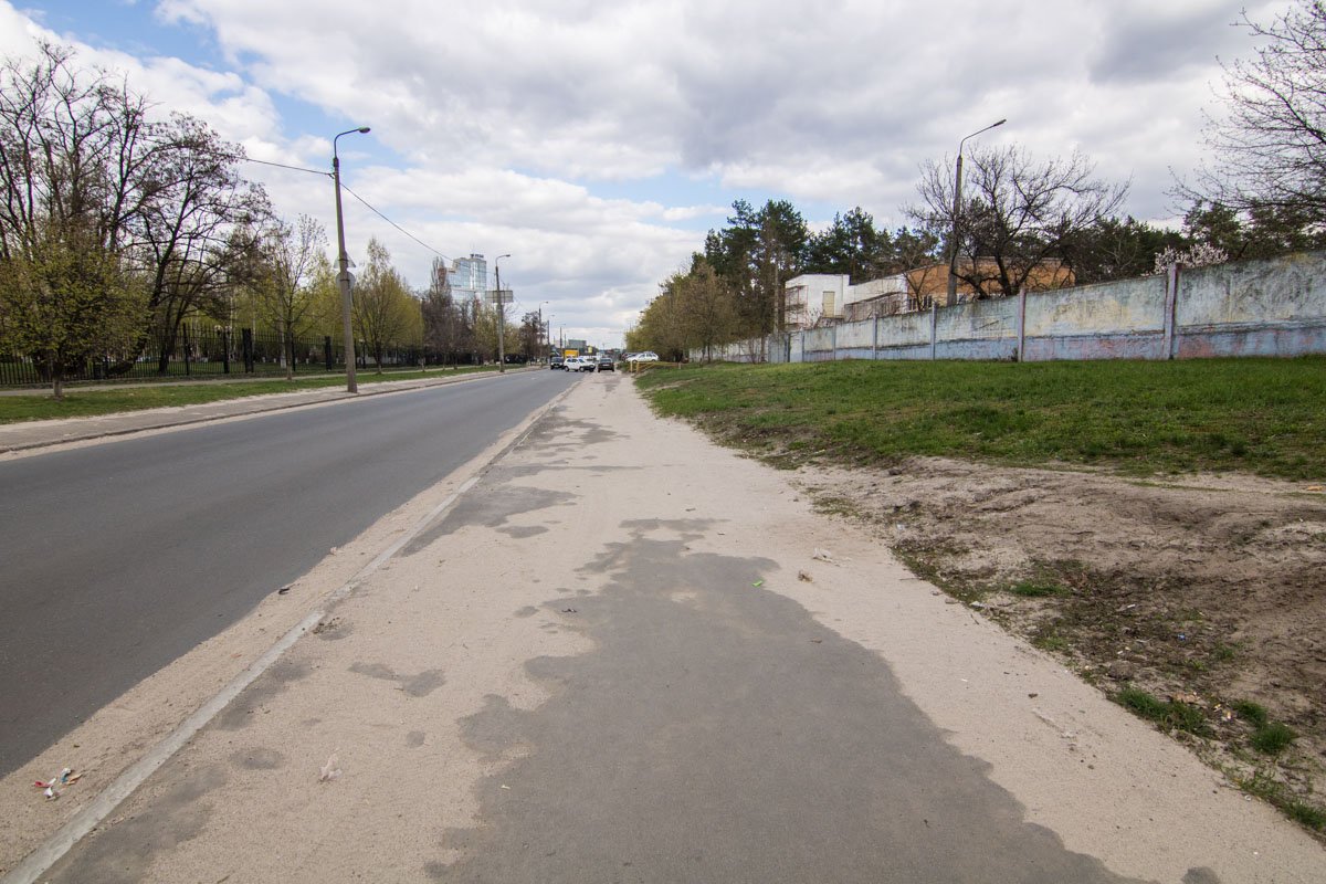 Песчаный тротуар проезду не мешает