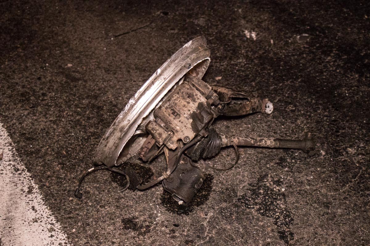 Движение по путепроводу перекрыто из-за разбросанных частей автомобилей