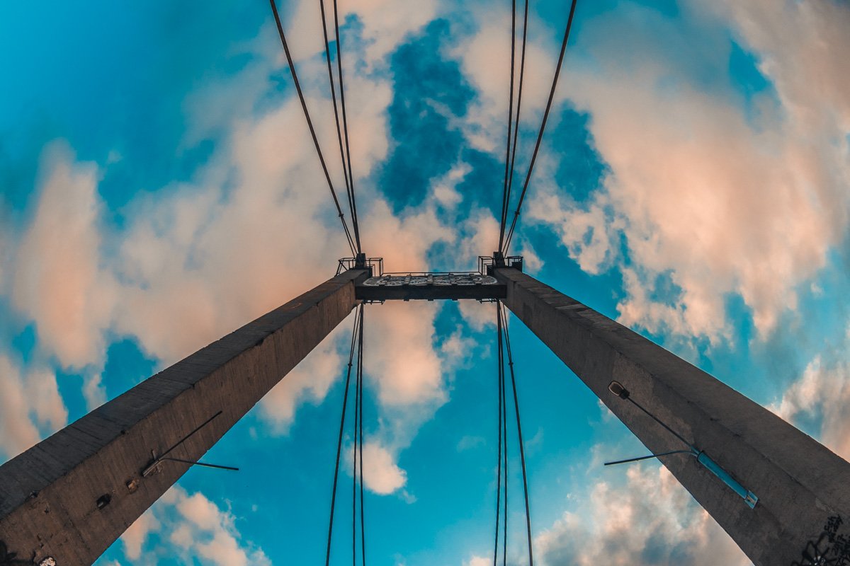 Рыбальский мост является одним из первых в мире вантовых мостов с железобетонной балкой жесткости